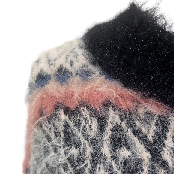 Urban outfitters fuzzy high low hem cropped sweater print blush, black sz small - Picture 8 of 13